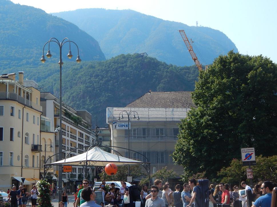 Bolzano - kopce nad mestom tvoria krásnu kulisu