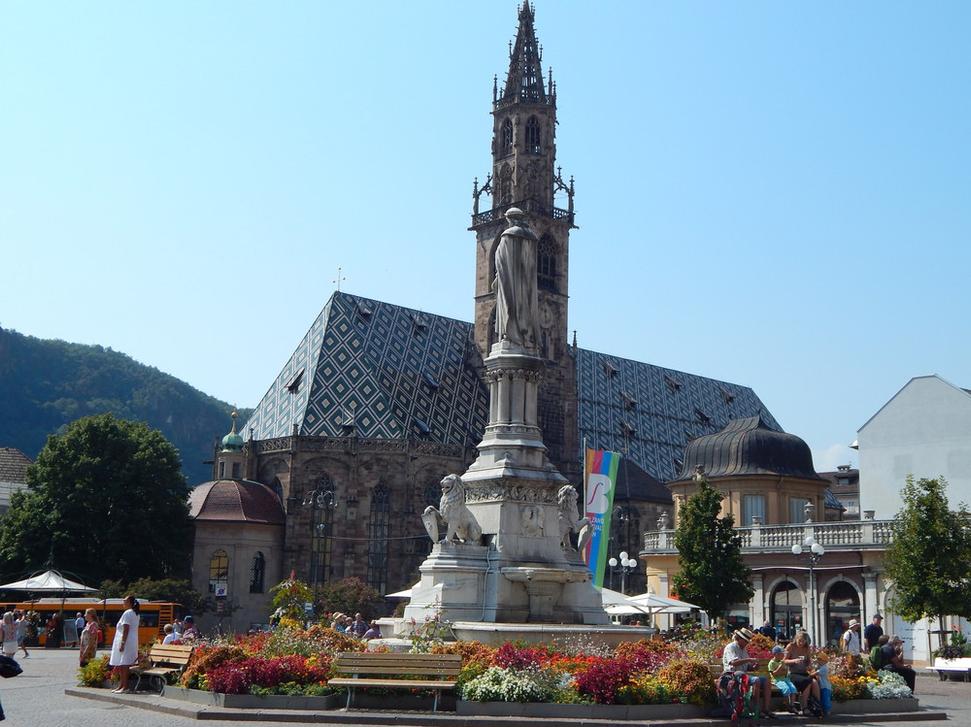 V centre Bolzana - pohľad na kostol Duomo Maria Assunto