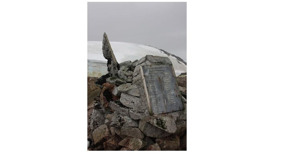 Pamätná plaketa na počesť členov Charcotovej druhej antarktickej expedície v rokoch 1908 - 1910, ktorí na ostrove prezimovali, umiestnená na Petermannovom ostrove v Antarktíde.