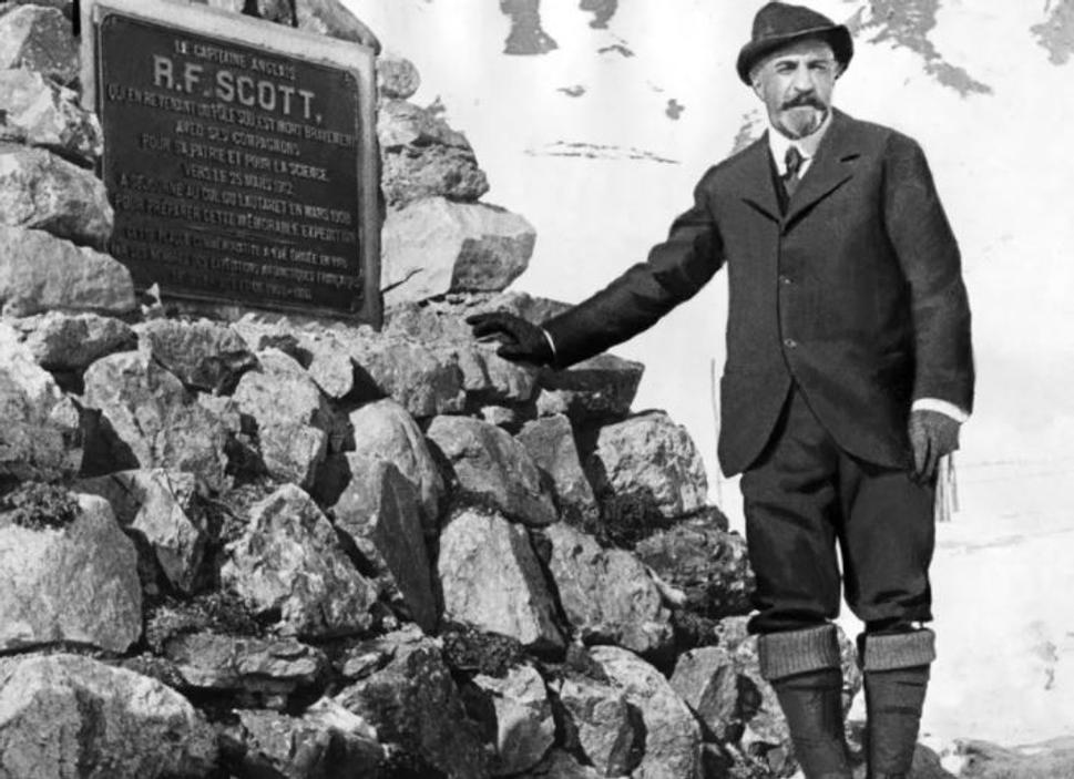 Po Scottovej tragickej smrti postavil Charcot (na obr.) Scottovi pamätník v Col du Lautaret, kde spoločne testovali motorizované sane.