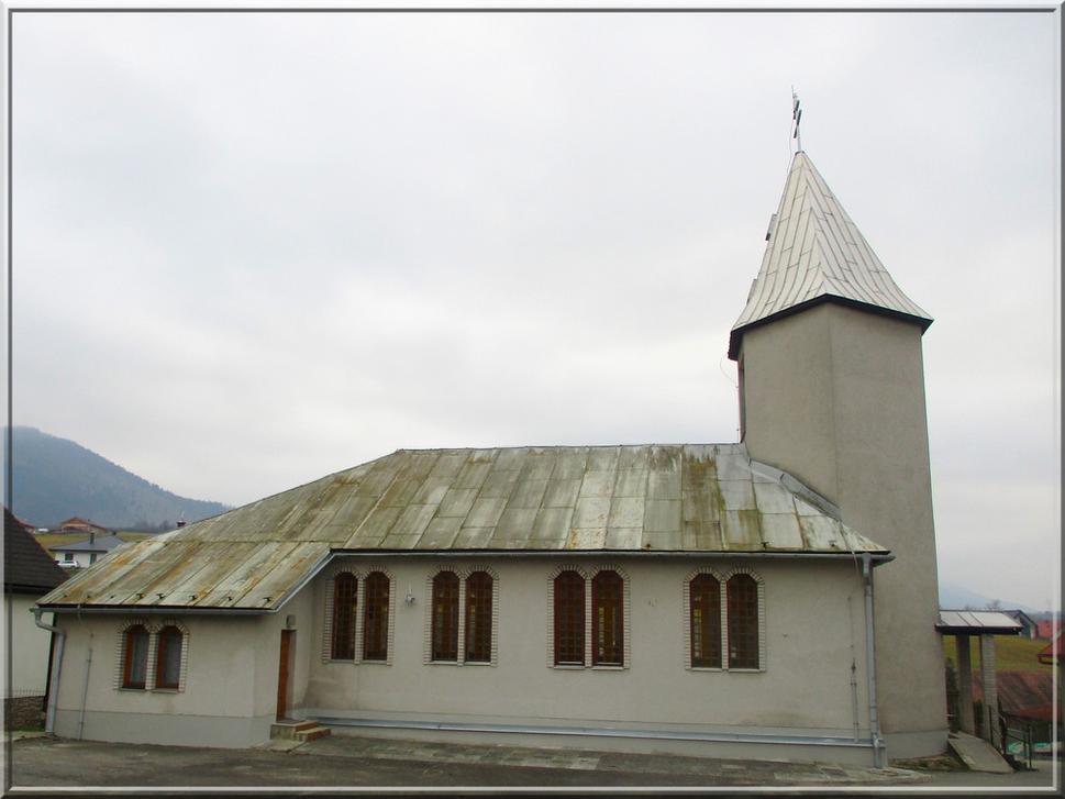 Pohľady z oboch strán na kostol, upravený z doslúženej školy