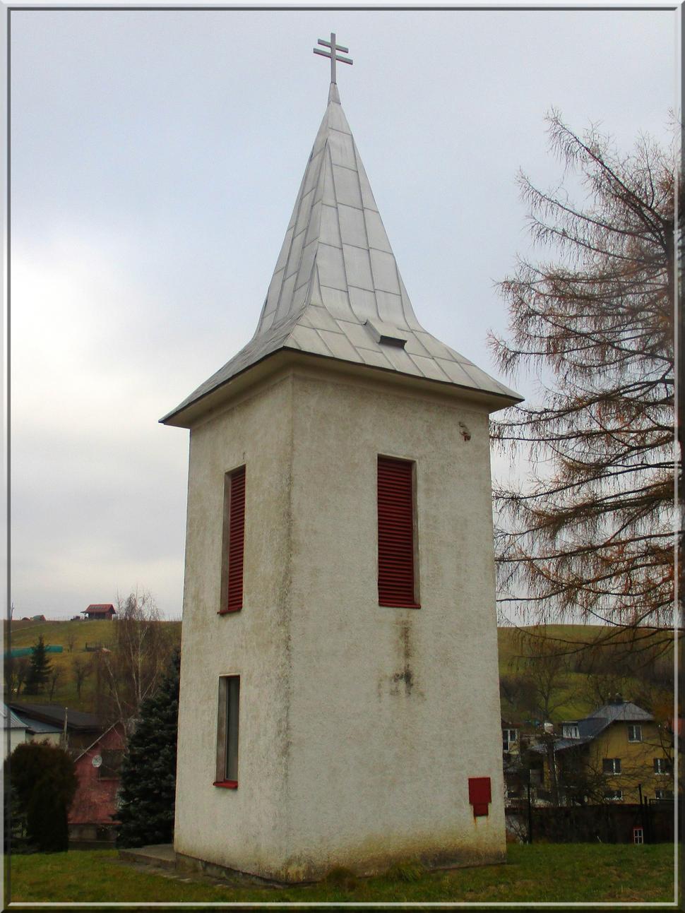 Zvonica s kaplnkou na návrší neďaleko kostola