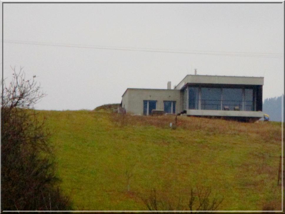Ako novodobý hrad sa osamotene týči nad dedinou