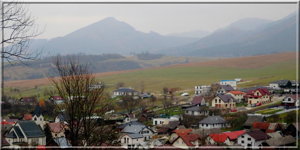 Pohľady na Stránske, v pozadí Malá Fatra