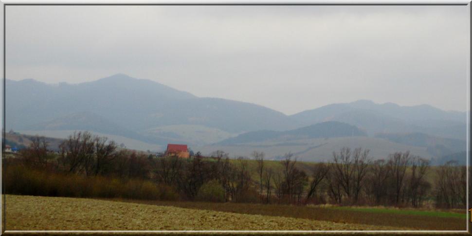 Výhľady na okolité kopce za jesenného počasia