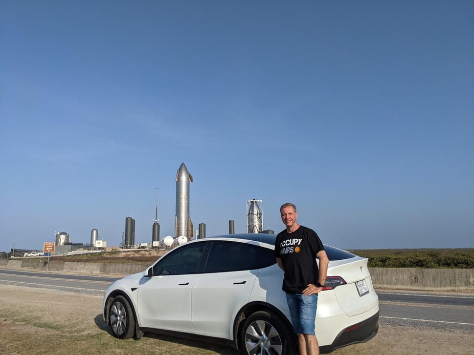 Model Y, SpaceX kozmodróm, Boca Chica, Starship SN15 v pozadí