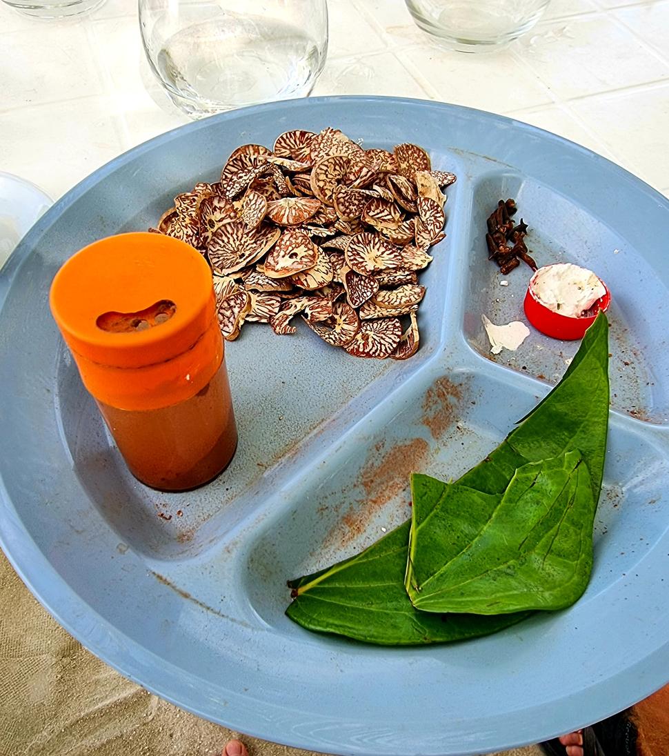Tácka s plátkami sušenych orechov palmy Areca a ďalšími ingredienciami.