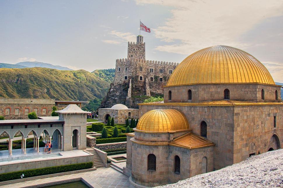 Mešita „Achmedia“. V roku 1828 Turci menovali za správcu Achalciche Mehmed-pašu, moslima gruzínskeho pôvodu. Práve on nechal postaviť mešitu „Achmedia“ v pevnosti Rabat.