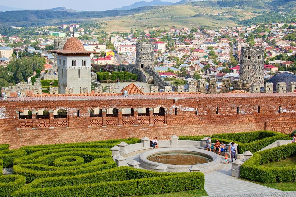 Za obranným múrom pevnosti sa rozprestiera dolná časť komplexu pevnosti Rabat.