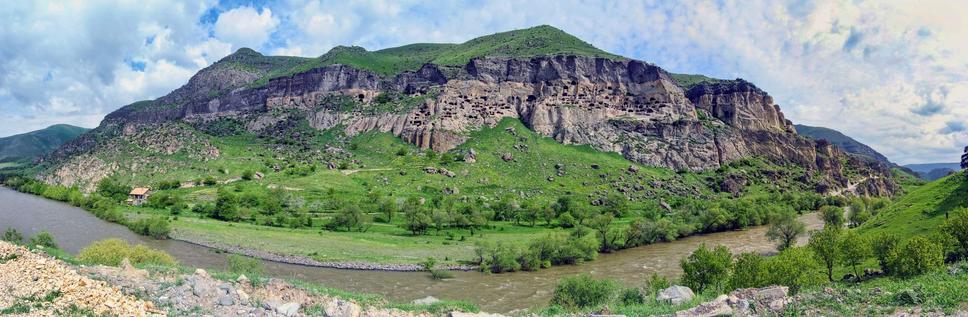 Takýto krásny panoramatický pohľad na skalné mesto Vardzia za riekou Kura ponúka Wikipedia.