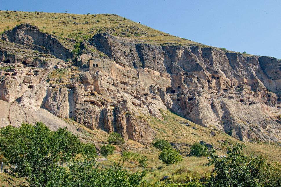 Skalné mesto Vardzia bolo kráľom Giorgiom III. stavané ako mesto – pevnosť, kráľovná Tamara ho prebudovala na mesto – kláštor.