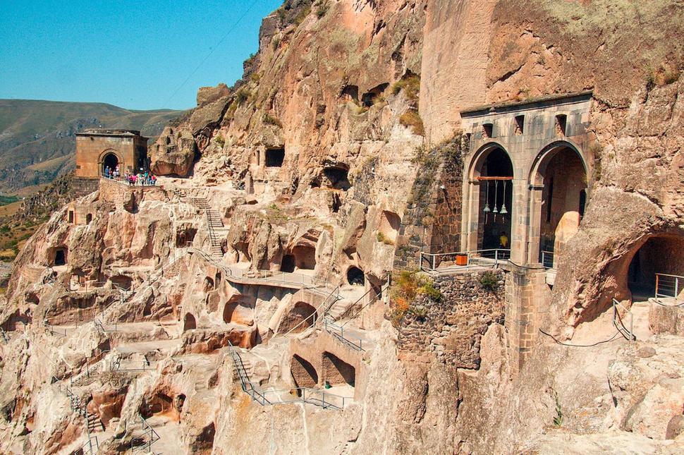Uprostred turistickej trasy prichádzame k výhliadkovej plošine, ponúka jeden z najlepších výhľadov na samotné skalnaté mesto a údolie rieky Kury pod ním.