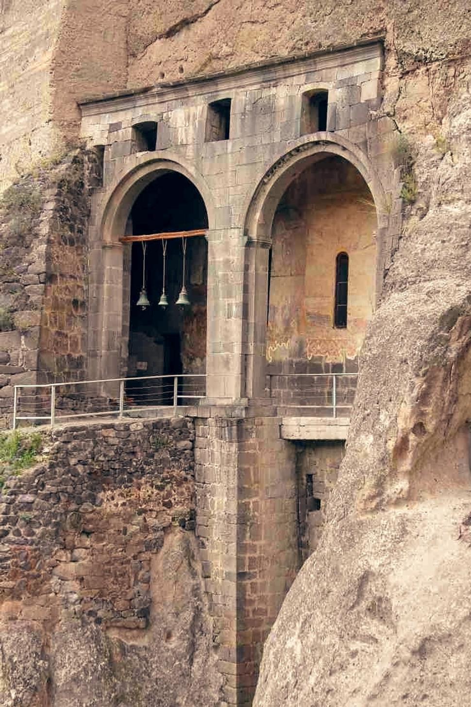 Priečelie, za ktorým sa skrýva vstup do chrámu Uspenskej Bohorodičky.