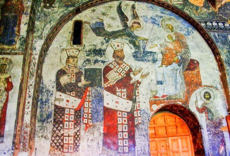 Freska na stene chrámu Uspenskej Bohorodičky znázorňuje kráľa Giorgia III. a jeho dcéru, kráľovnú Tamaru, s ktorou vládli gruzínskemu kráľovstvu spolu.