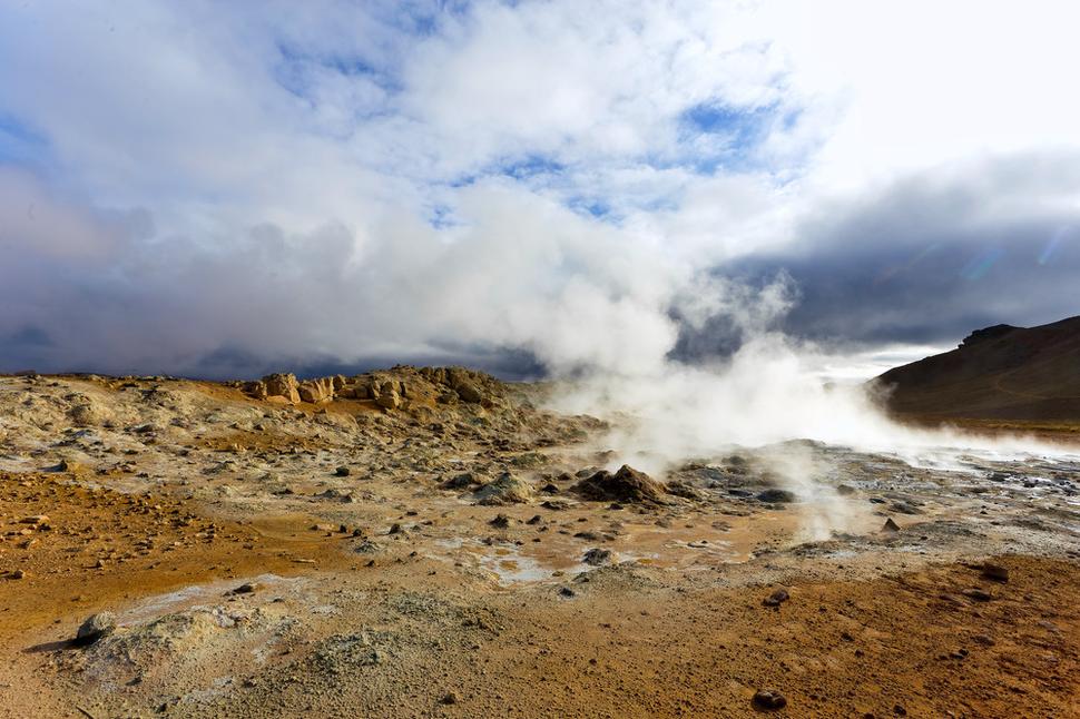 Geotermálne pramene pútajú pozornosť už na prvý pohľad. Oblaky pary, výrazné zafarbenie okolia vyzrážanými minerálmi a teplomilnými baktériami.