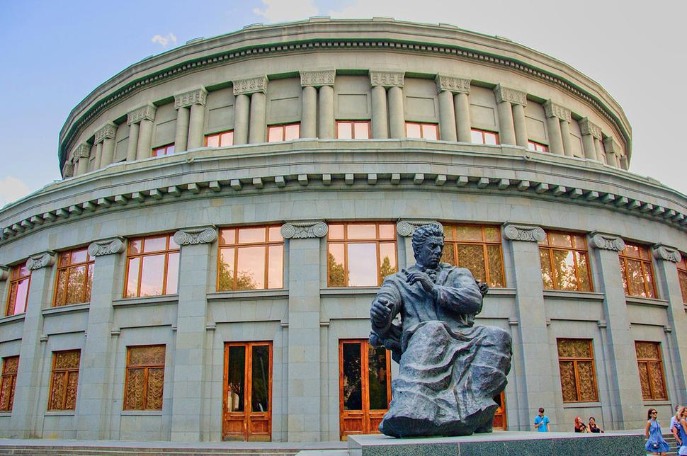 Na Námestí Slobody, pred budovou Divadla opery a baletu, je skulptúra skladateľa Spendyarova, divadlo nesie jeho meno.