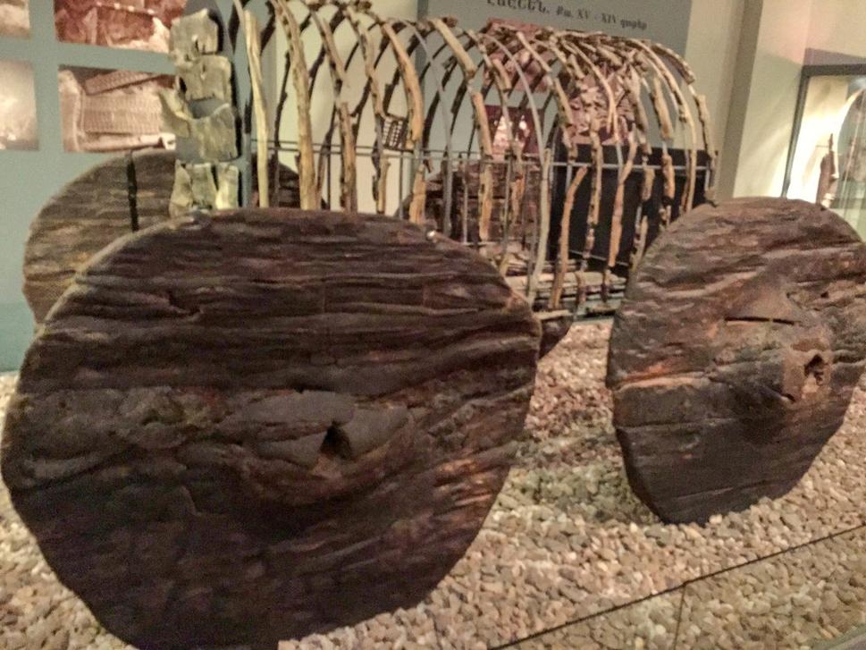 Historické múzeum v Jerevane – na tomto drevenom kočiary sa predkovia vozili pred 3500 rokmi.