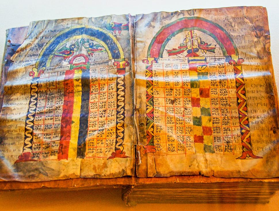 Múzeum písomníctva Matenadaran - Najstaršou knihou uchovávanou v múzeu je rukopis Evanjelia/Gospelu, z roku 986.