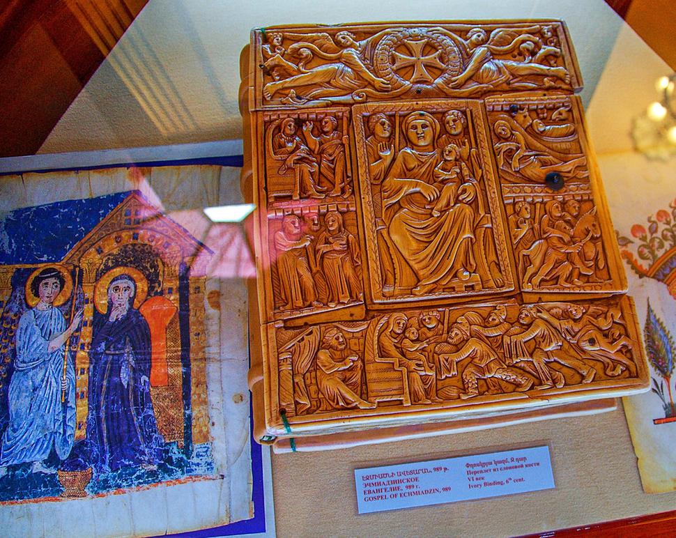Matenadaran - Najvzácnejšou, ba priam posvätnou knihou je pre Arménov „Ečmiadzinské evanjelium“. Bolo napísané v roku 989 a je viazané vo väzbe zo slonovej kosti, pochádzajúcej zo 6. stor. Ten obal je úžasný, krásny, neuveriteľné, má naozaj 1400 rokov?