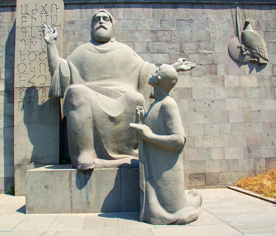 Socha pred múzeom znázorňuje, ako Mesrop Maštoc zoznamuje najlepšieho žiaka Koryuna s abecedou