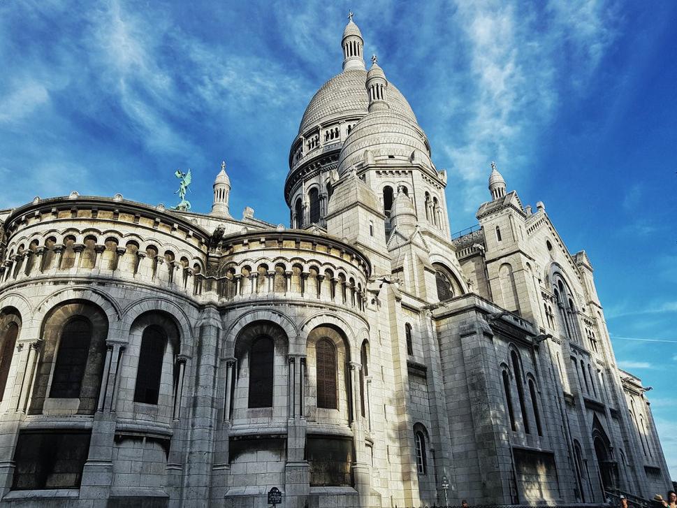Bazilika Sacré-Cœur z jednej strany