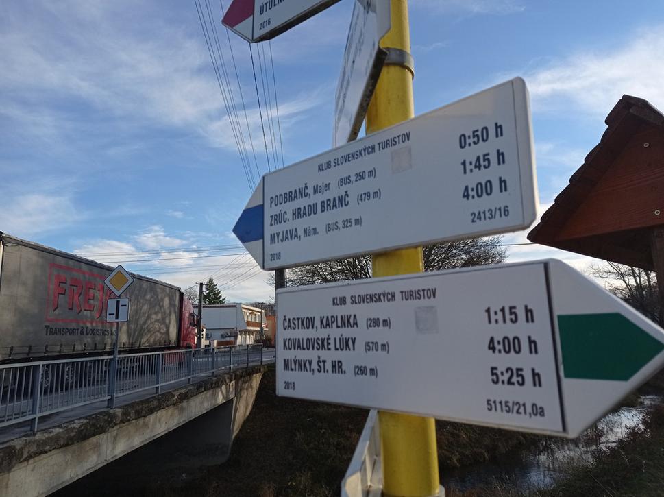 Auto sme nechali v Sobotišti pri ihrisku a na hrad sme išli po modrej značke.