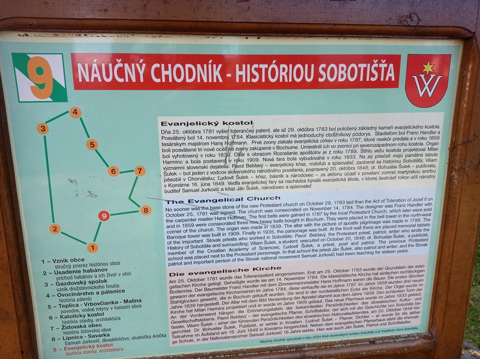 Tabuľa dva a pol kilometrového náučného chodníka, ktorý vás prevedie históriou obce.