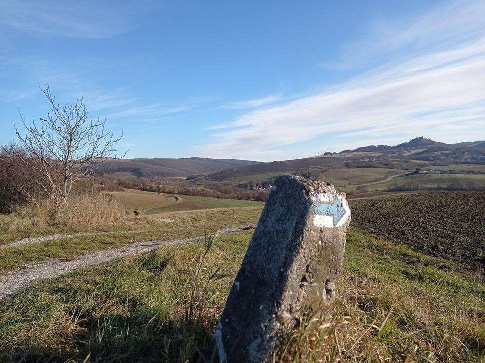 Pekný výhľad na hrad. Modrá značka vedie cez Podbranč, Podbranč - Martišovci a Podbranč - Podzámok.