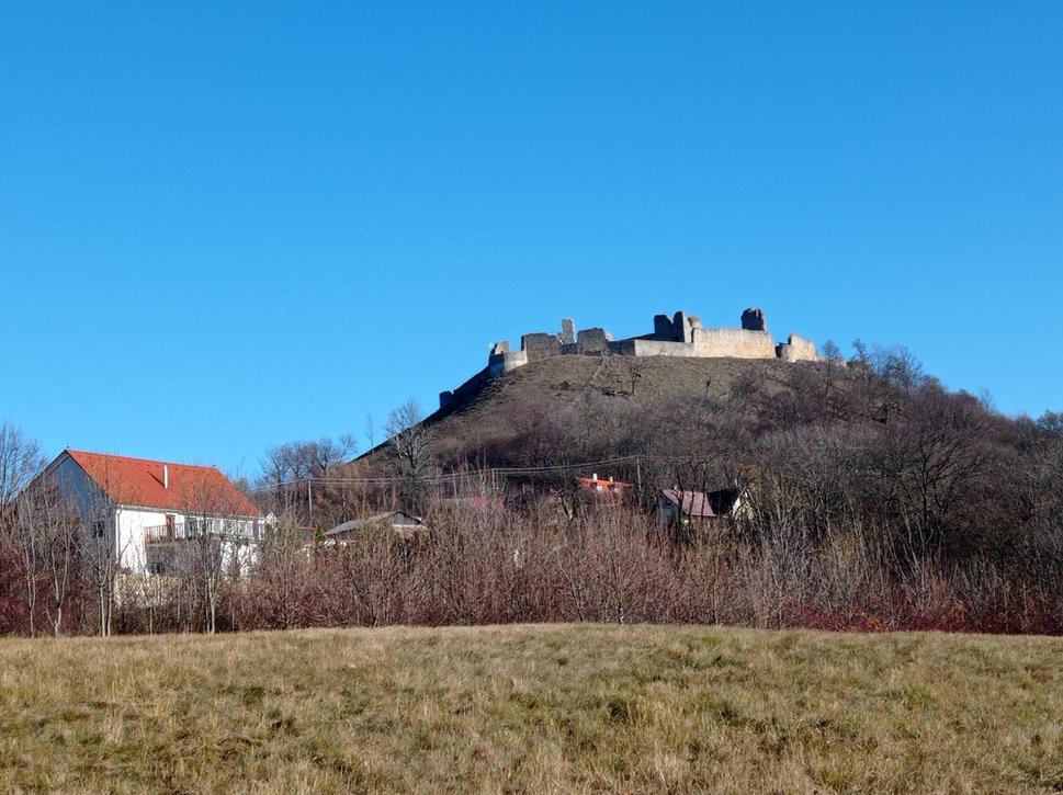 Vstupujeme do Podzámku. Odtiaľ je to na hrad 900 metrov.