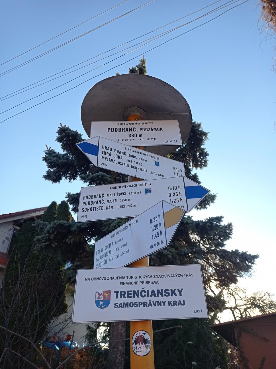 Zaujímavé je, že obnovu značiek podporuje Trenčiansky samosprávny kraj, aj keď hrad leží v Trnavskom kraji...