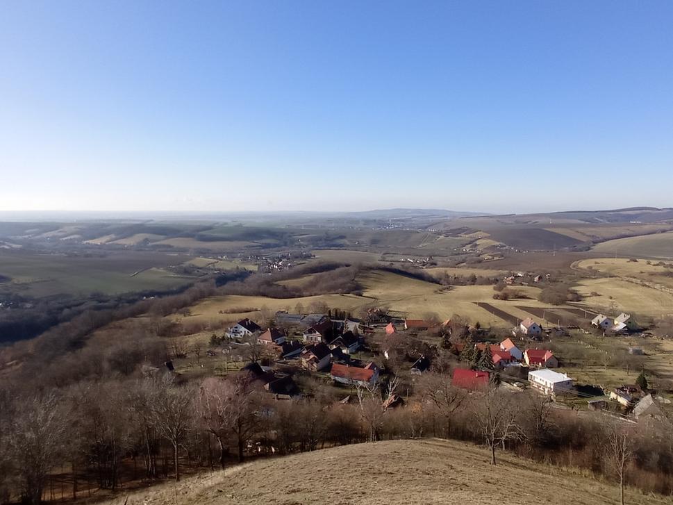 Pohľad na Podzámok, Podbranč a Sobotište. Pri dobrej viditeľnosti je dovidieť až do Rakúska.