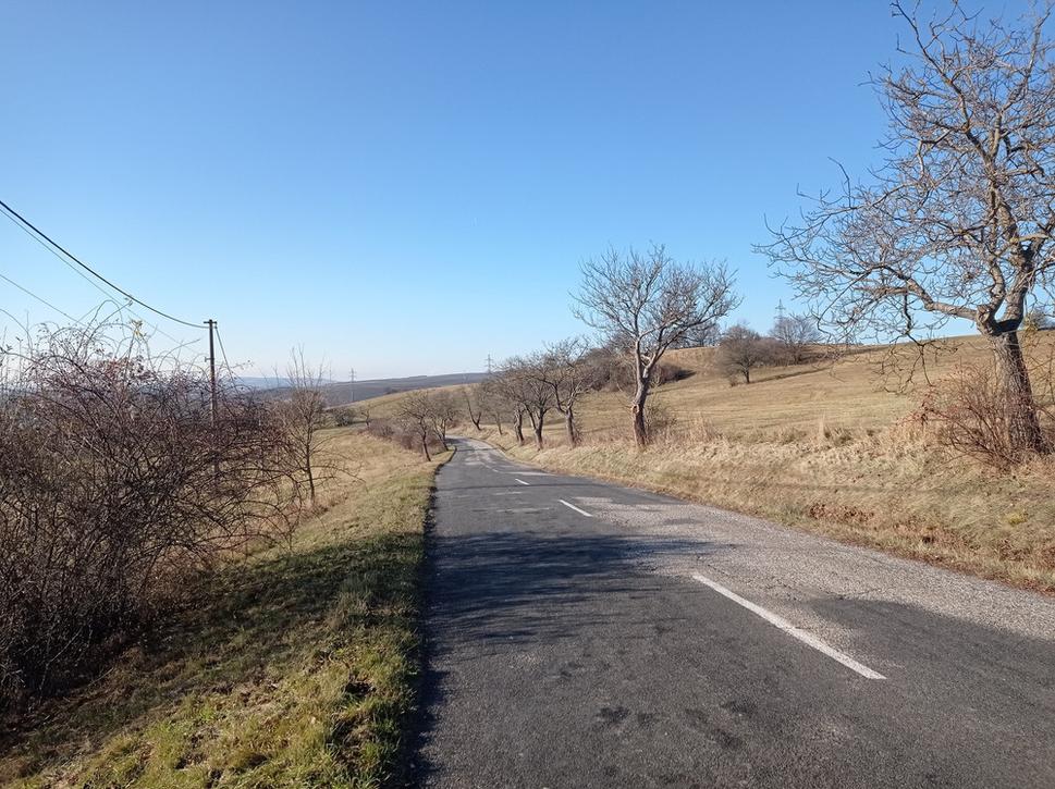 Z hradu sme išli k autu po žltej a červenej značke.