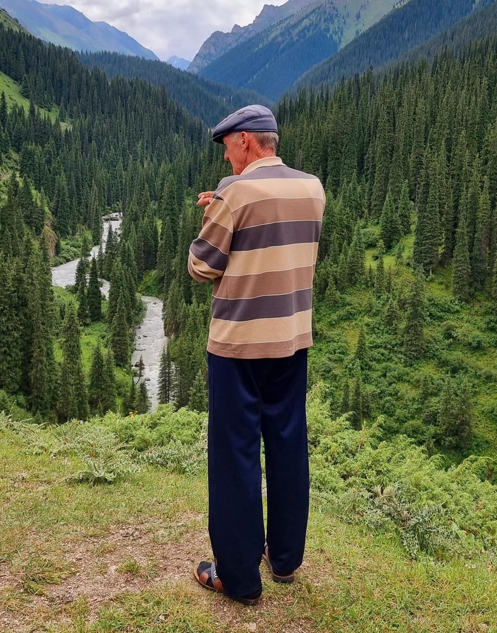 Náš šofer, typicky s cigaretou v rukách. Cesta k prameňom.
