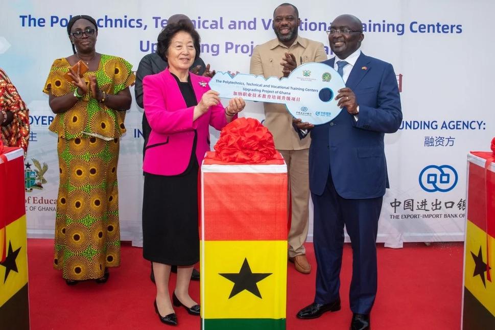 Čínska vicepremiérka Sun Chunlan na stretnutí s ghanským viceprezidentom Mahamudom Bawumia v hlavnom meste Ghany - Akkre.