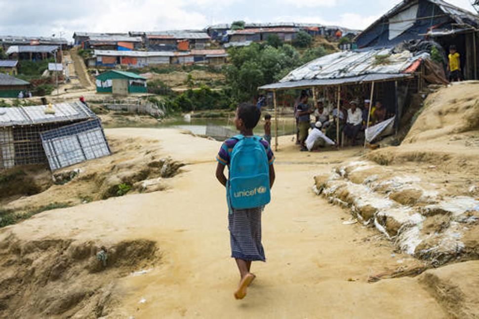 Študent kráča do vzdelávacieho centra UNICEF v utečeneckom tábore v Bangladéši.