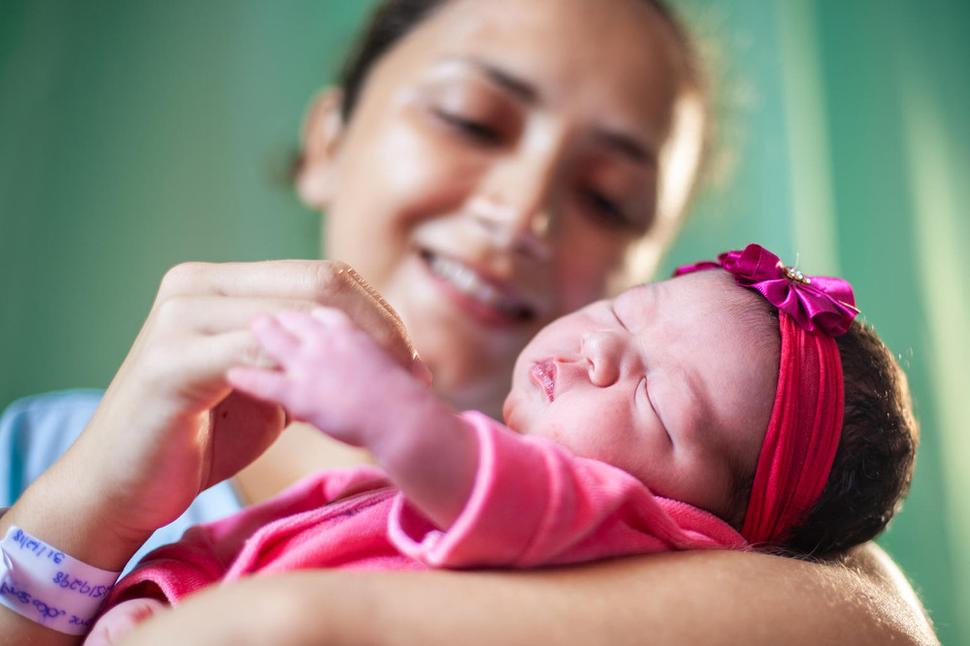 Bábätko Julia so svojou mamou Viviane v Brazílii. UNICEF dlhoročne podporuje programy na zlepšovanie zdravotnej starostlivosti pre mamičky a ich bábätká a buduje siete zdravotníckych zariadení, kde im pomáhajú zvládnuť prvé dni.