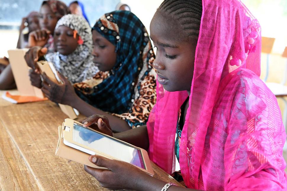 Študentky na vyučovaní v Nigeri. UNICEF škole daroval tablety so vzdelávacími programami na solárnu energiu.