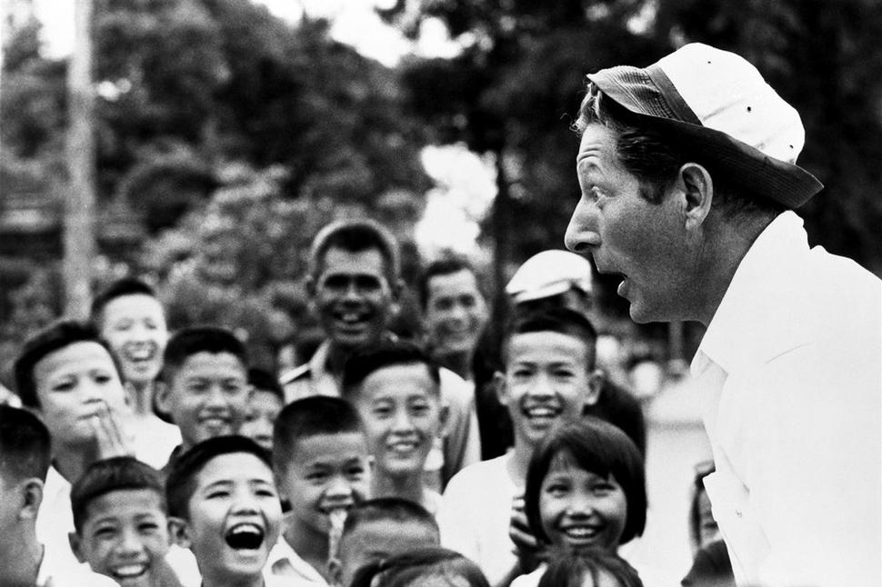 Známy zabávač a UNICEF Ambasádor dobrej vôle Danny Kaye počas svojej prvej cesty do Thajska v roku 1954. UNICEF tu podporoval programy boja proti podvýžive a programy zdravotnej starostlivosti proti tuberkulóze a malárii.