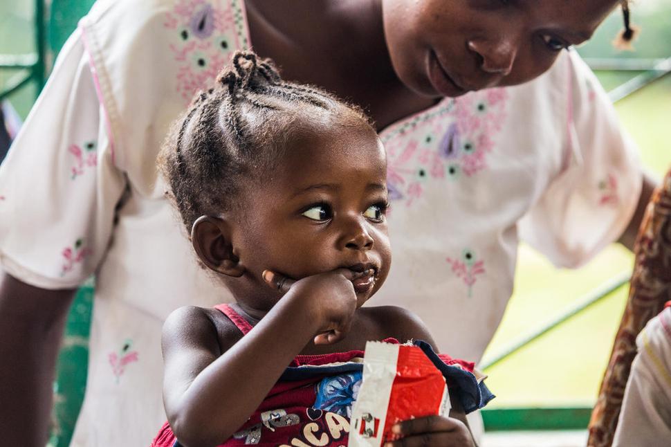 Dievčatko v rámci programov liečby podvýživy UNICEF v Demokratickej republike Kongo dostáva terapeutickú arašidovú pastu. UNICEF so svojimi partnermi v DRK distribuuje túto pastu, pomocou ktorej možno vyliečiť dieťatko z podvýživy v priebehu 6 - 8 týždňov