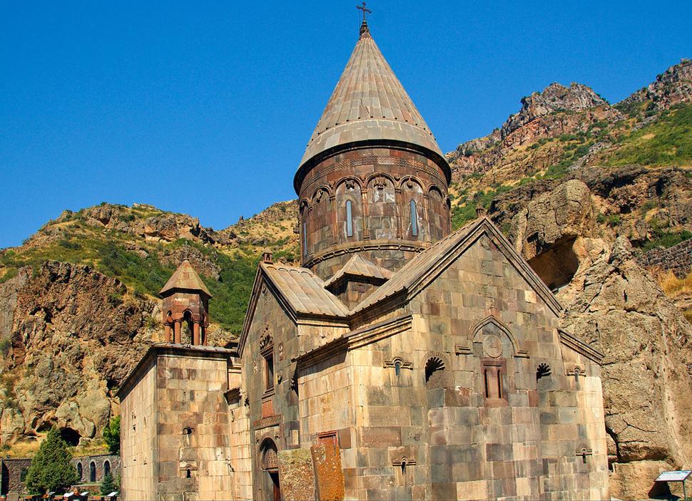 Kláštorný komplex Geghardavank je jedinečnou architektonickou stavbou, majstrovským dielom stredovekej architektúry.