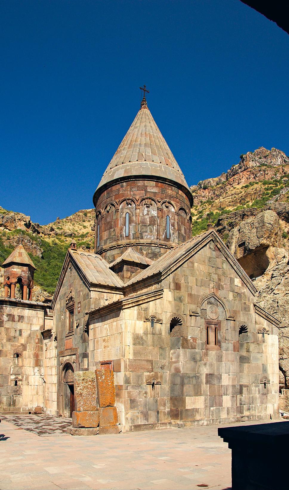 Hlavnou stavbou kláštora Geghardavank je kostol Katogike, bol vysvätený v roku 1215.