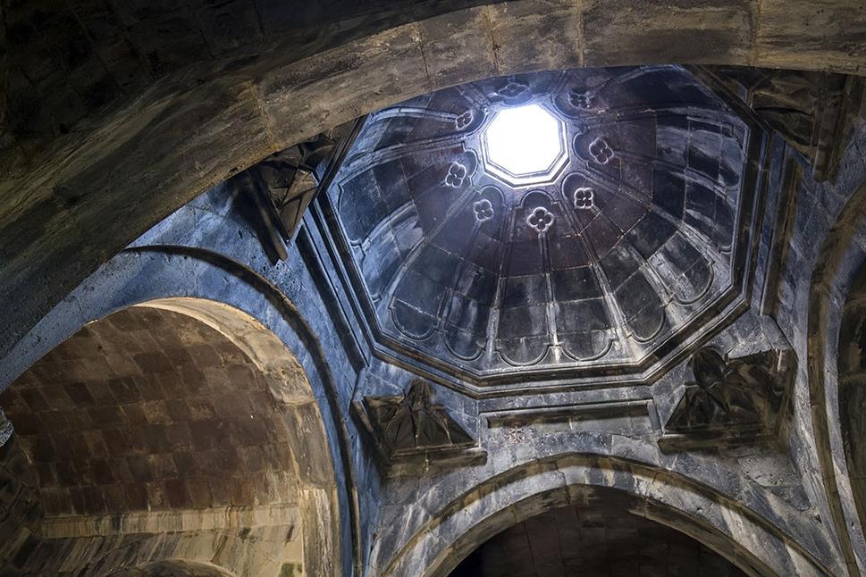 Otvor v strope predsiene kostola Katogike v kláštore Geghardavank