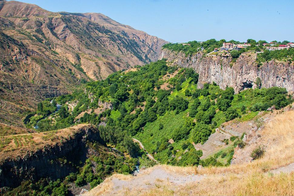 História mesta Garni, ležiaceho nad hlbokým kaňonom rieky Azat, siaha do 3. tisícročia pred Kristom.