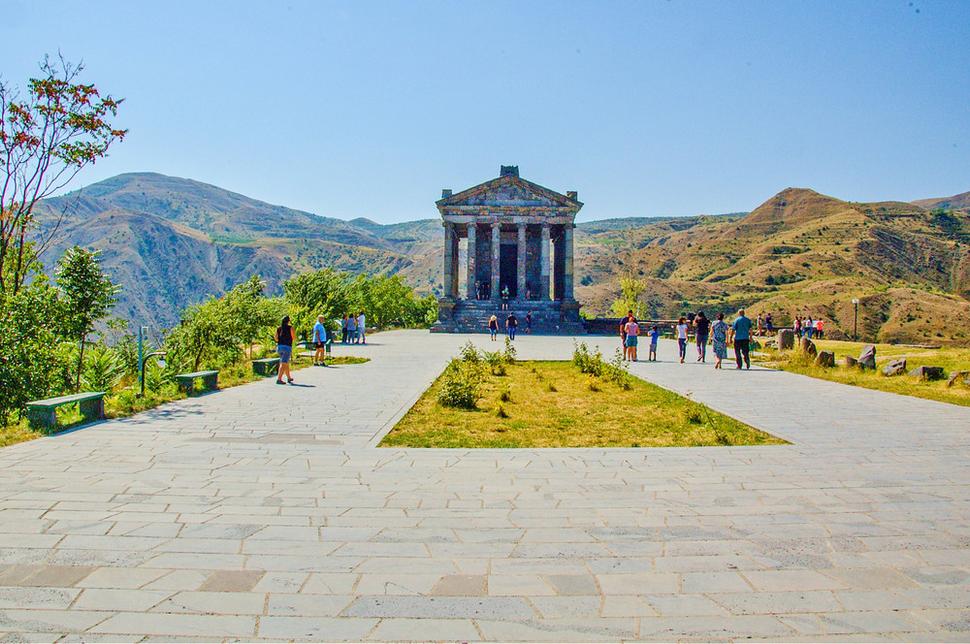 Chrám Garni v Arménsku. Architekti zasadili pred dvoma tisícročiami chrám v Garni do nádherného prostredia, hneď kúsok za areálom padá krajina nadol do hlbokého kaňonu.