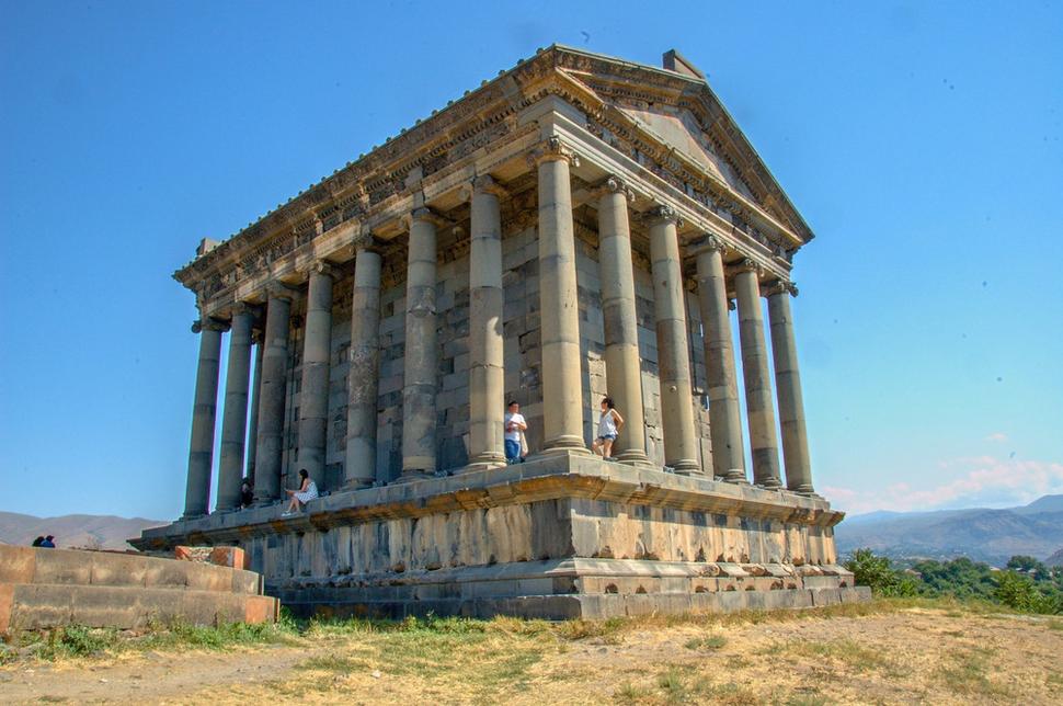 V r. 1679 postihlo Garni neobyčajne silné zemetrasenie. Fragmenty chrámu boli rozhádzané po celej rokline rieky Azat. Aj vďaka úsiliu miestnych obyvateľov, ktorí niekoľko rokov zbierali kusy zničenej budovy na svahoch rokliny, chrám bol postavený nanovo.