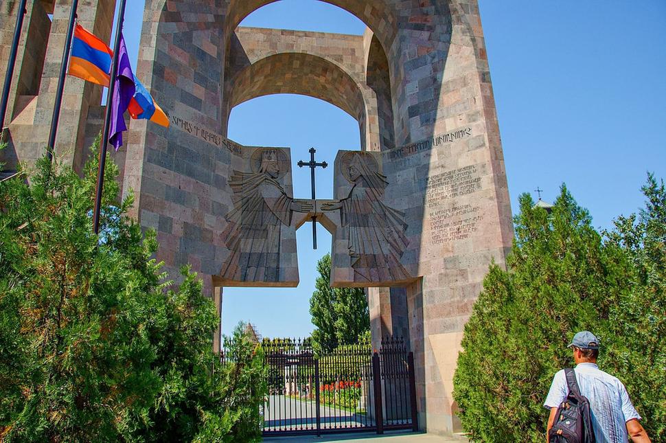 Vstupná brána do komplexu Ečmiadzinskej katedrály. Ak by sme na Slovensku budovali „slovenský Vatikán“, koho by sme umiestnili nad hlavný vchod? Arméni v tom majú jasno, nad vchodom do ich „Vatikánu“ je kráľ Trdat III. a sv. Gregor Osvietiteľ.