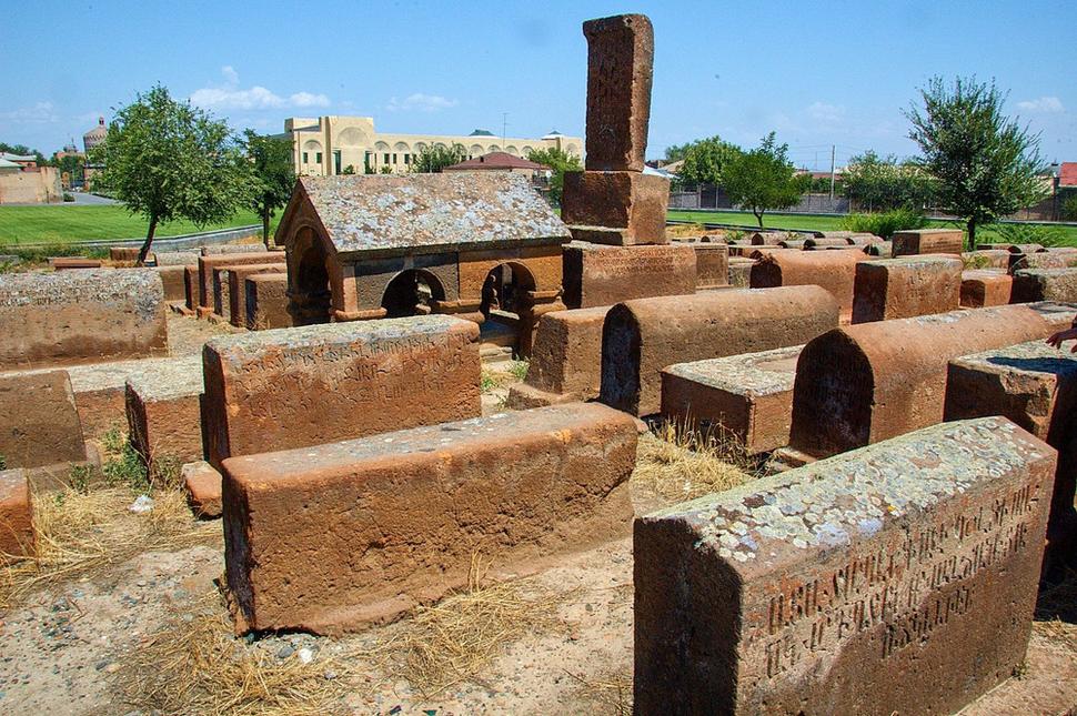 Na okraji areálu Ečmiadzin sme objavili cintorín s náhrobnými kameňmi. Mnohé z nich sú staré stovky rokov. Zrejme tu našli miesto večného odpočinku významní cirkevní hodnostári.