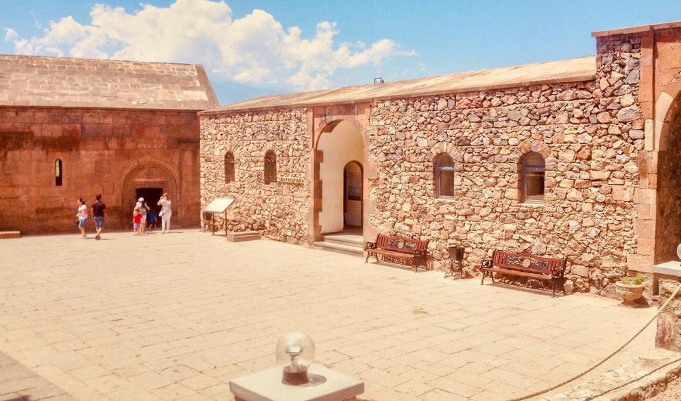 Vchod k väzenskej kobke. Hlavným dôvodom, prečo turisti navštevujú Khor Virap, je okrem krásnych výhľadov na Ararat aj zážitok z návštevy väzenskej kobky. Sv. Gregor v nej strávil 13 rokov pred tým, ako presvedčil kráľa Trdata III. na kresťanstvo.
