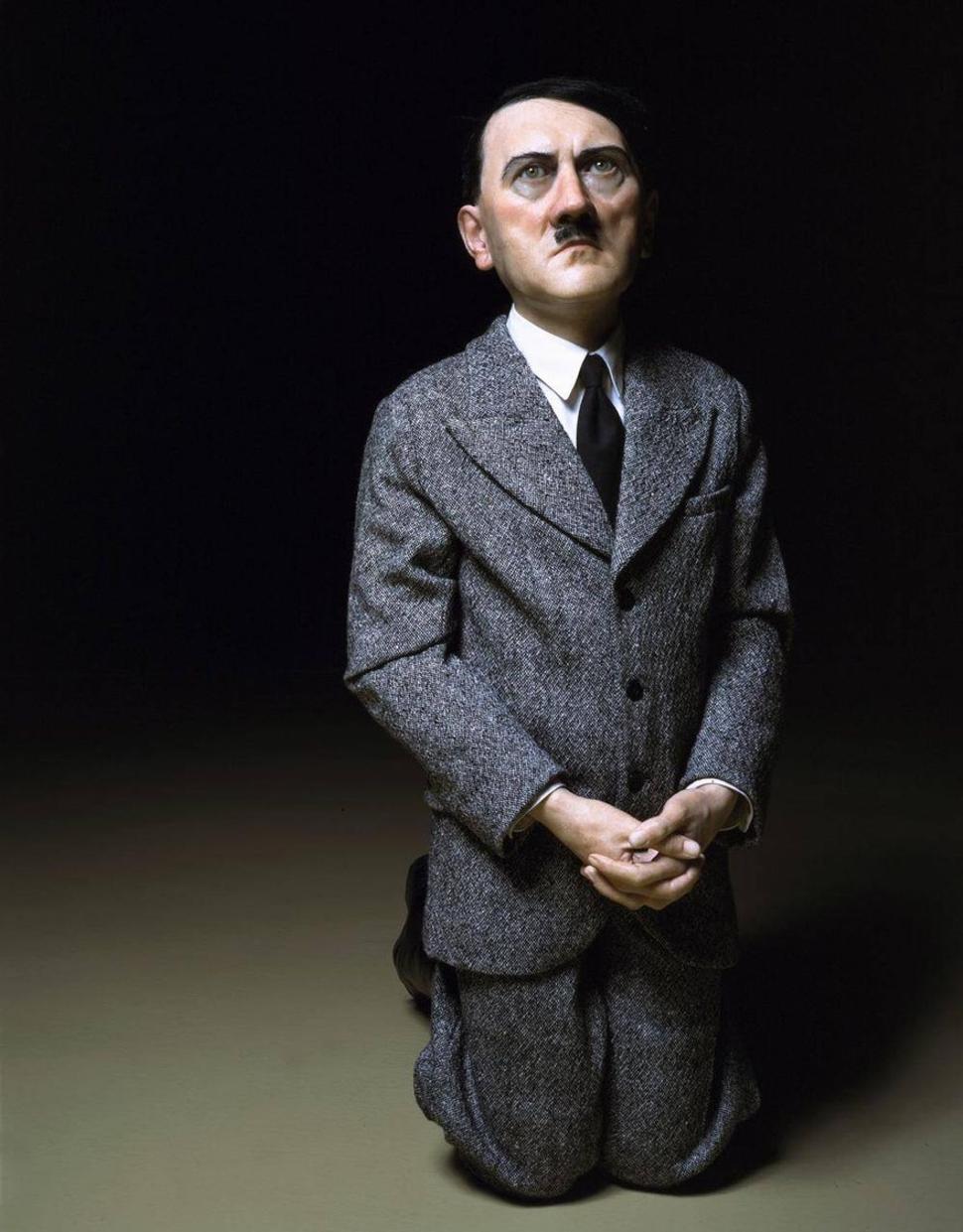Modliaci sa Hitler
- socha v štýle hypperrealizmu
