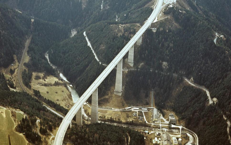 Most Europabrücke - pohľad zhora na kolosálnu stavbu